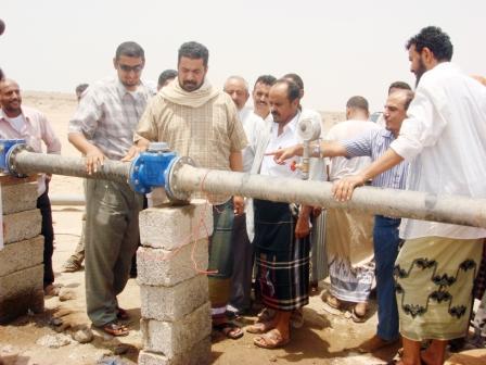 د. الجفري لدى تدشينه الضخ التجريبي لمشروع المناصرة الجمعة الماضية